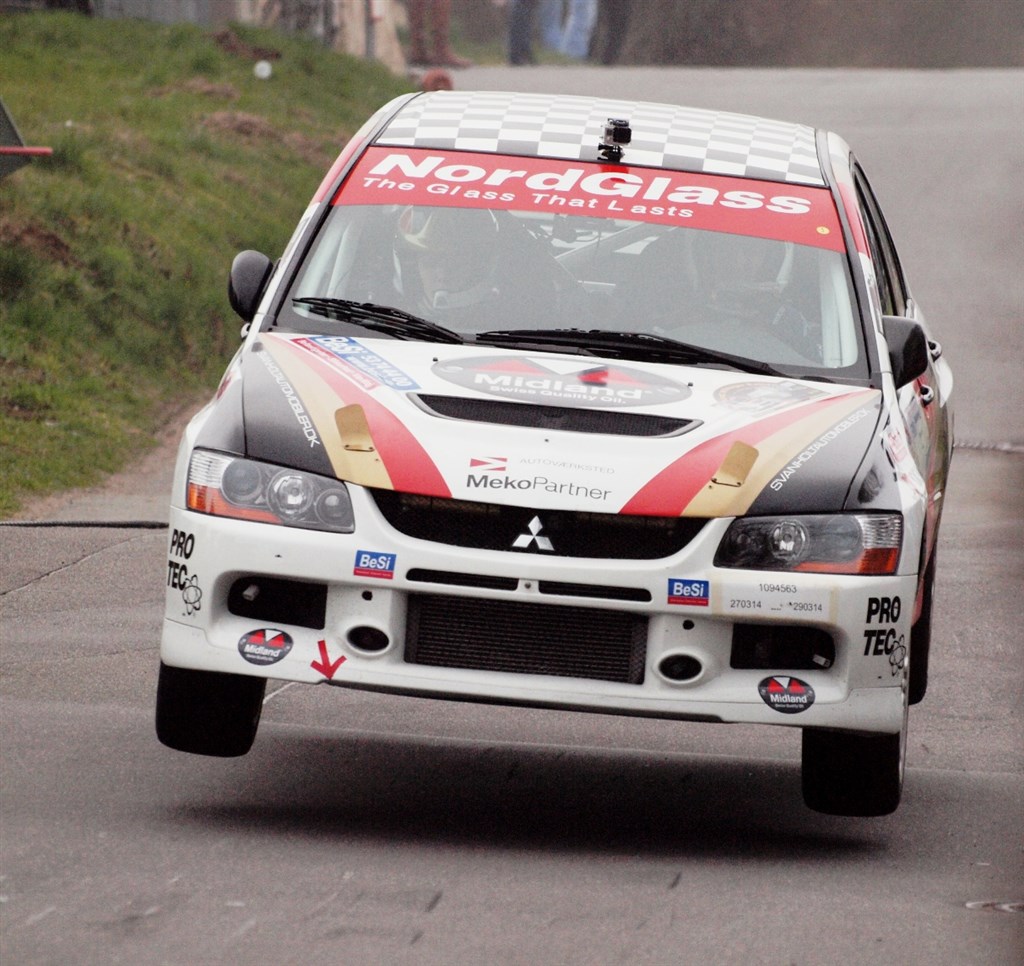 Tim Svanholt og Carina Møller er flyvende i deres Mitsubishi Lancer Evo. X.
(Foto: Åge Keseler Kirketerp)